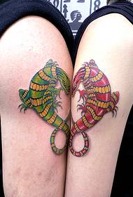 tatuatge de sargantanes entre braços de parella