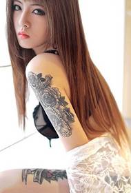 jolie fille bras cuisse rose motif de tatouage