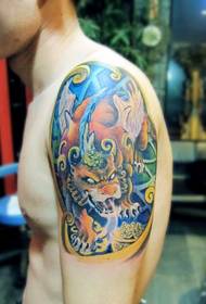 brazo masculino fermoso cor valente tropa foto tatuaxe