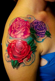 женское плечо яркая роза тату