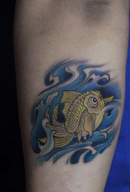 Arm söt liten guldfisk tatuering mönster