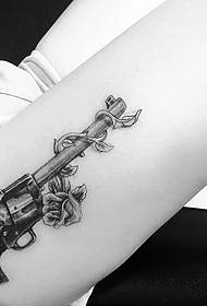 згодна и деликатна тетоважа пиштоља на руци