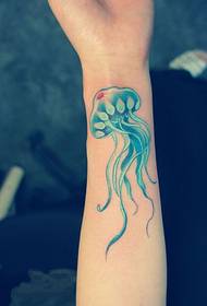 ຮູບພາບ tattoo jellyfish ສີຟ້າທີ່ ໜ້າ ຮັກ