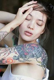 Evropské tetování ženských ramen se zdá být shovívavé