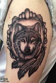 Braccio moda bellissimo modello di tatuaggio testa di lupo
