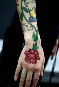 arm lindad ljus ros tatuering mönster