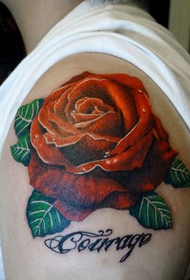 Braccio di bell'aspetto colorato con motivo a tatuaggio rosa
