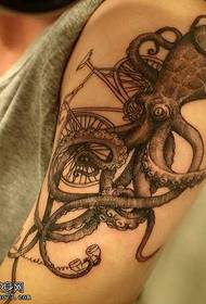 arm stilig bläckfisk tatuering mönster