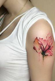 cute girl grande braccio un bello fiore tatuaggio