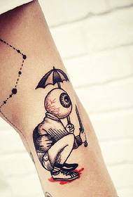 Tatuaggio alternativo con un occhio scuro sul braccio