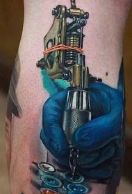 ganska realistisk och iögonfallande arm totem tatuering