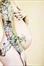 妊娠中の女性のセクシーなタトゥー
