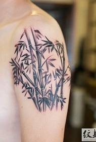 tatuagem de bambu fresco do braço