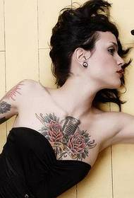 grožio krūtinės gėlių tatuiruotės modelis