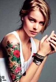 ruka u boji cvijeta Tattoo pattern