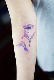 bracciu femminile in forma di tatuaggi di fioritura