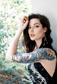 Europeiska skönhet mode blomma arm tatuering