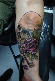 череп на раката, розово цвеќе, шема на тетоважа