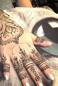 cinta gadis akan suka tangan belakang tatu Henna