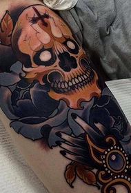 modello tatuaggio braccio teschio rosa