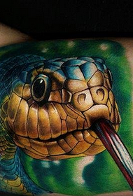 Tattoo Ceann Snake pearsantaithe ar an Lámh Mór