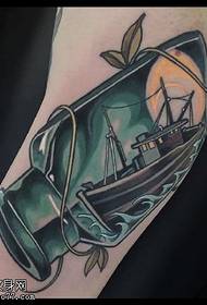 Пловидба шема на тетоважа во шише со акварел со рака
