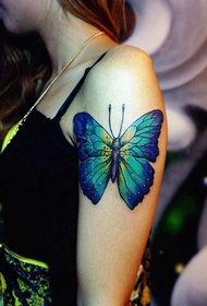 braccio di donna bella moda foto tatuaggio farfalla