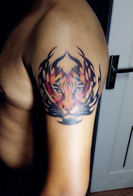 Luhureun Tiger Luhur Kepala Tattoo Gaya tradisional