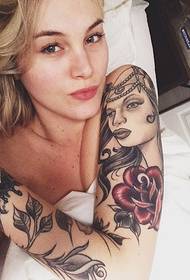 käsivarsi ruusu kauneus tatuointi