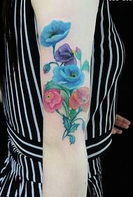 Moteriškos rankos spalvos gėlių tatuiruotė