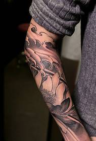Jeune homme devrait avoir tatouage totem bras beau