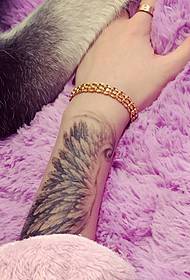 u tatuu di totem chjucu nantu à u bracciu di a ragazza hè assai bella
