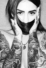 seksowny piękny czarno-biały tatuaż z podwójnym ramieniem