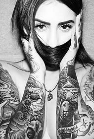 sexy bellissimo tatuaggio in bianco e nero a doppio braccio
