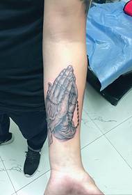 perline tempestate a mano con le mani insieme al tatuaggio di personalità devota 19434 - tatuaggio sexy con cuore e ali sul petto di bellezza