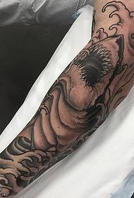 braccio sul modello di tatuaggio squalo squalo