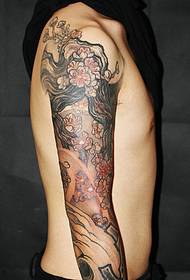 pieno di bel tatuaggio sul braccio di colore
