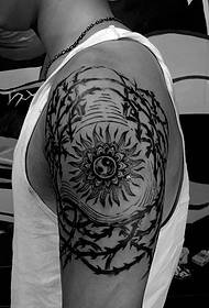 reş û spî li ser milê mezin kesitiya Totem Tattoo
