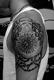 swart en wit aan die groot arm Persoonlikheid Totem Tattoo
