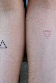 Tattoo patroon van 'n paar arm driehoek