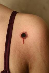 女性の肩のシンプルな弾痕のタトゥー