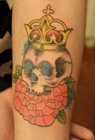 braccio bellissimo teschio con teschio a forma di tatuaggio