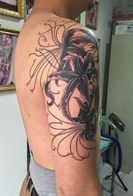 klasik i modës tatuazhe me lule të mëdha me bojë krahu