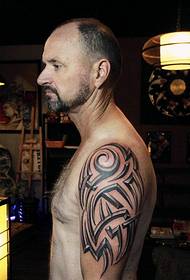 klasszikus jó megjelenésű közönséges kar totem tetoválás