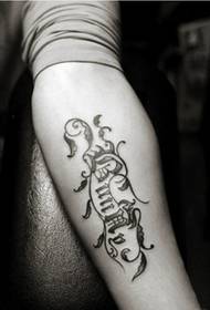 tus txiv neej caj npab totem Tattoo duab