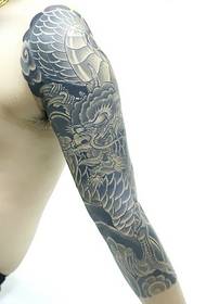 knappe arm zwart en wit kwaad draak tattoo