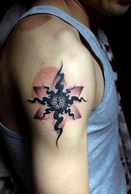 krahu i bukur Totemi modeli i tatuazhit të diellit