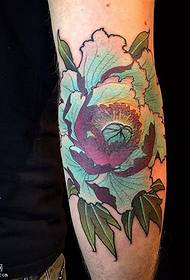 un fermoso patrón de tatuaxe de peonia no brazo
