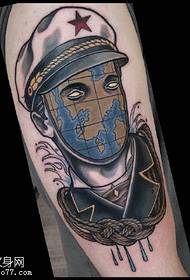Patrón de tatuaje mariño no brazo
