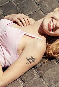 seksīgā aktrises Andželīnas Džolijas rokas pūķa totēma tetovējums